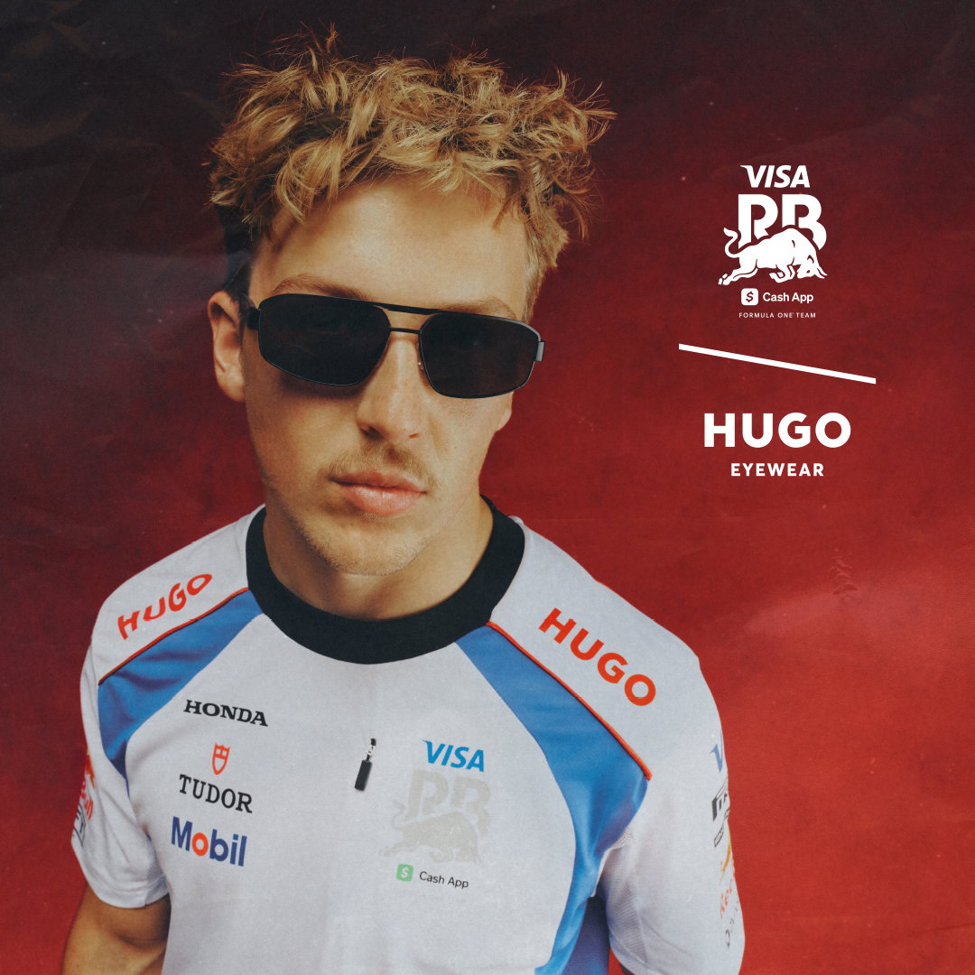 Das Bild zeigt einen blonden Mann mit schwarzer HUGO Sonnenbrille, der ein weißes Trikot trägt.